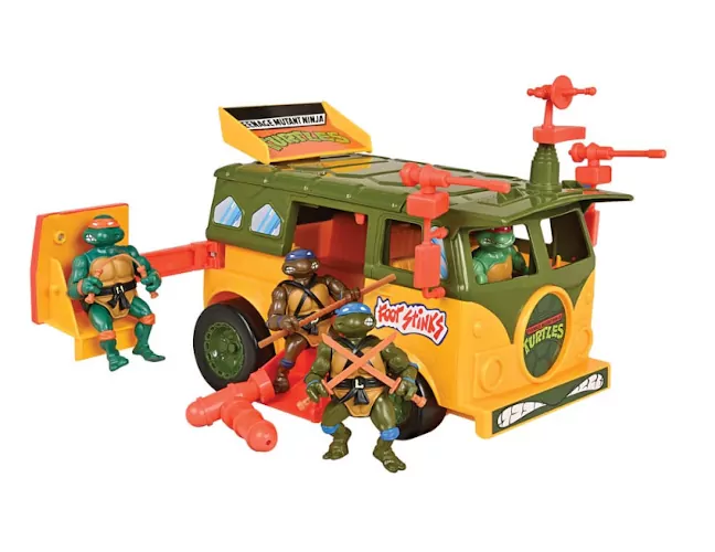 Imagen de la furgoneta de las Tortugas Ninja junto a algunas figuras