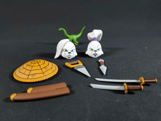 Imagen del conjunto de accesorios que vienen con la figura de Usagi Yojimbo de Neca