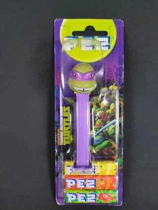 Imagen del pack con dispensador más caramelos PEZ de las Tortugas Ninja 2012 de Donatello