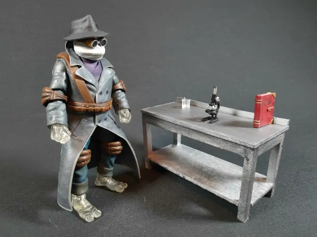 Imagen de la mesa de laboratiorio para la figura de Donatello el hombre invisible de NEca