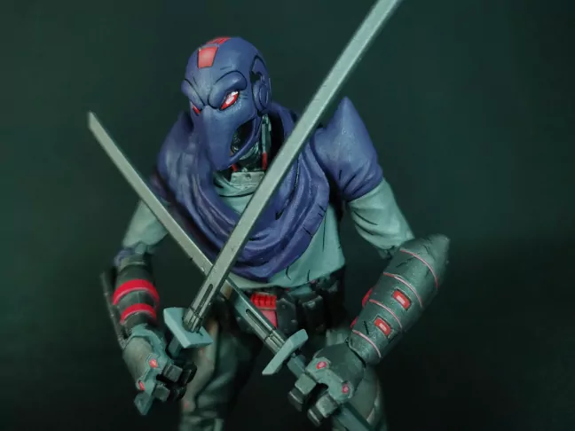 Imagen de la figura cruzando sus katanas