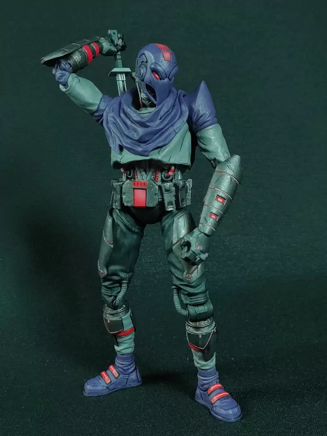 Imagen de la figura del Footbot desenfundando su espada