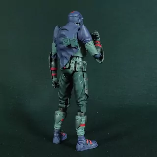 Imagen de la figura Footbot de Neca de espalda en 3/4