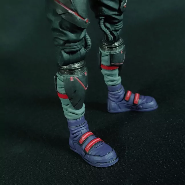 Imagen detallada de las botas del Footbot de Neca