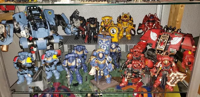 Imagen con figuras de diferentes tamaños de la línea Warhammer 40K de Joy Toy