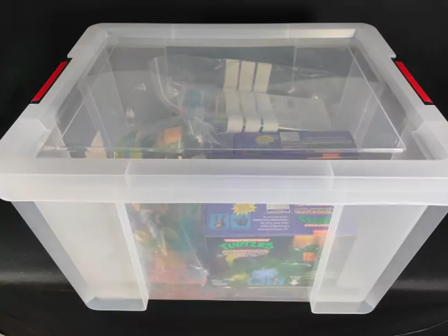 Imagen de una caja con parte de mi colección personal