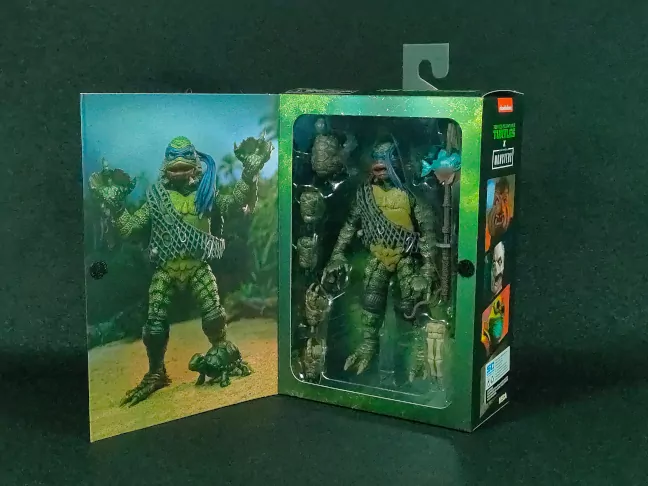 Imagen del packaging abierto de la figura de Leonardo la Criatura