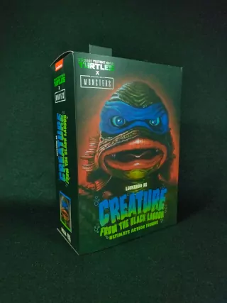 Imagen delantera del packaging abierto de la figura de Leonardo la Criatura