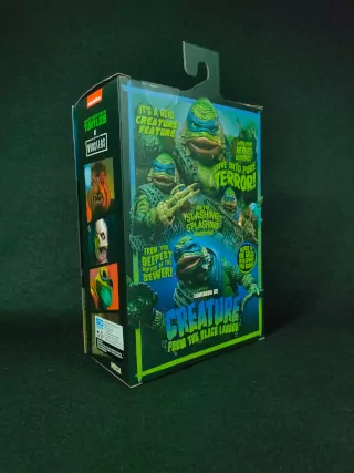 Imagen trasera del packaging abierto de la figura de Leonardo la Criatura