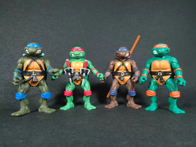 Imagen de las 4 figuras de las Tortugas Ninja Remastered de Playmates Toys