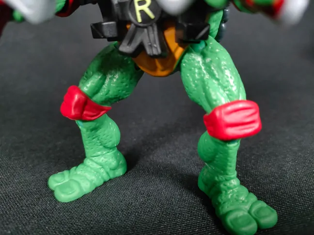 Imagen del detalle de la nueva articulación de las piernas de la figura de Raphael Remastered