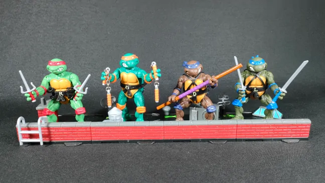 Imagen de las figuras de Las Tortugas Ninja Remastered junto con las bases que forman el diorama