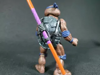 Imagen detallada de las armas de Donatello, de Las Tortugas Ninja Remastered