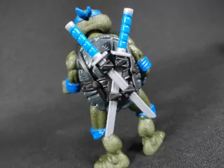 Imagen detallada de las armas de Leonardo, de Las Tortugas Ninja Remastered