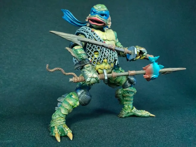 Imagen de la figura de Leonardo la criatura empuñando sus katanas