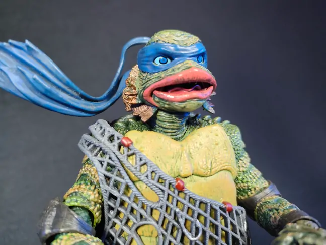 Imagen detallada del rostro de la última figura de Leonardo de la línea TMNT X Universal Monsters
