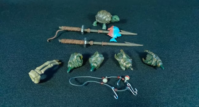 Imagen de los accesorios que acompañan la figura de Leonardo la Criatura