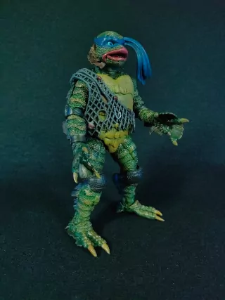 Imagen frontal en 3/4 de la figura de Leonardo la Criatura de NECA