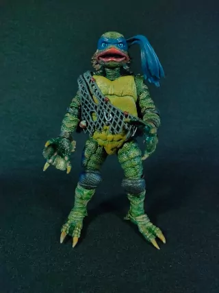 Imagen frontal de la figura de Leonardo la Criatura de NECA
