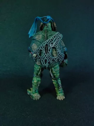 Imagen trasera de la figura de Leonardo la Criatura de NECA