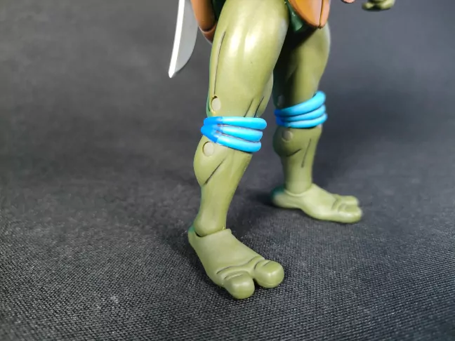 Imagen detallada de los tobillos de las primeras Tortugas Ninja Cartoon de NECA