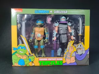 Imagen frontal del packaging de las figuras de Leonardo vs Shredder