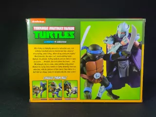 Imagen trasera del packaging de las figuras de Leonardo vs Shredder