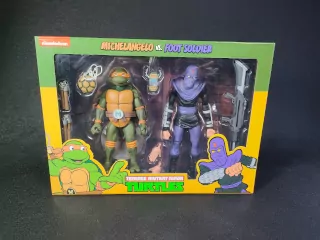 Imagen frontal del packaging de las figuras de Michelangelo vs Soldado del Pie