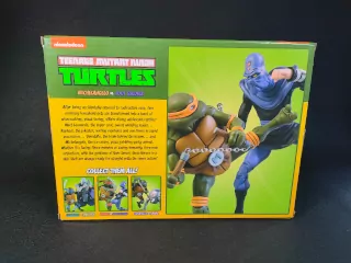 Imagen trasera del packaging de las figuras de Michelangelo vs Soldado del Pie