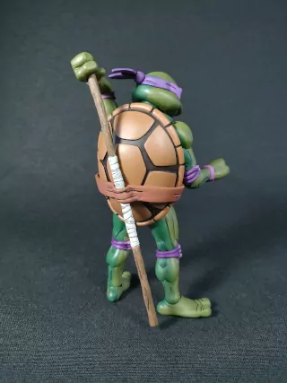 Imagen de la figura de Donatello Cartoon empuñando su bastón bo