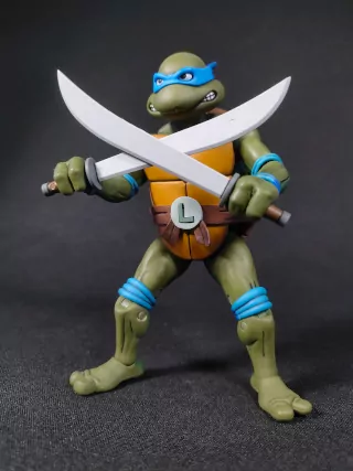 Imagen de la figura de Leonardo de las primeras Tortugas Ninja Cartoon de NECA