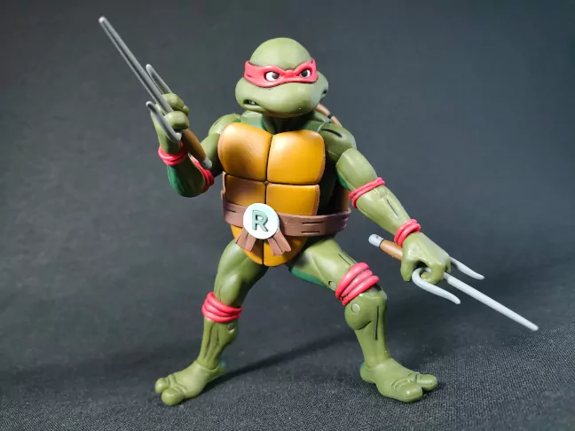 Imagen de la figura de Raphael de las primeras Tortugas Ninja Cartoon de NECA
