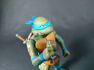 Imagen de la figura de Leonardo Cartoon usando el Tortu-comunicador