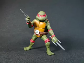 Imagen de la figura de Raphael Cartoon usando sus sais