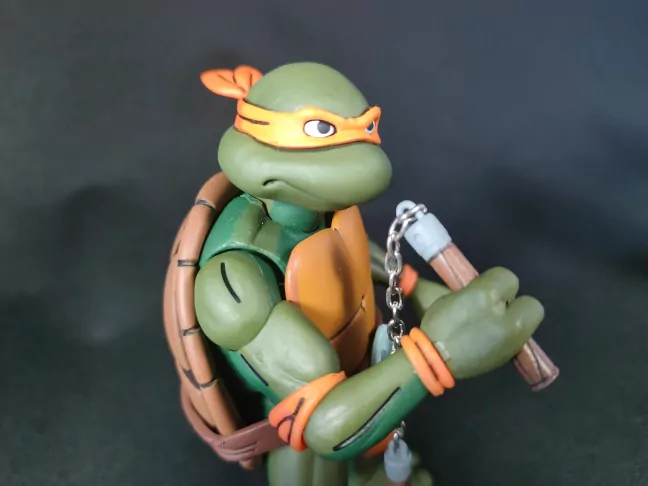 Imagen detalle de las líneas negras clásicas en las figuras de NECA