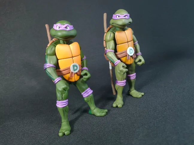 Imagen comparativa entre las figuras de Donatello de su primera versión y estas TMNT VHS