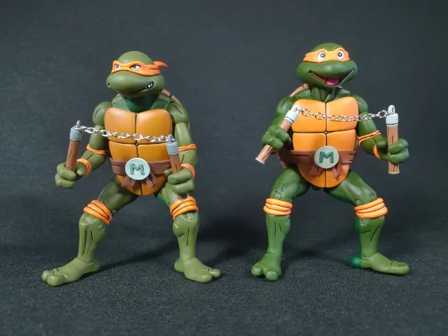 Imagen comparativa entre las figuras de Michelangelo de su primera versión y estas TMNT VHS