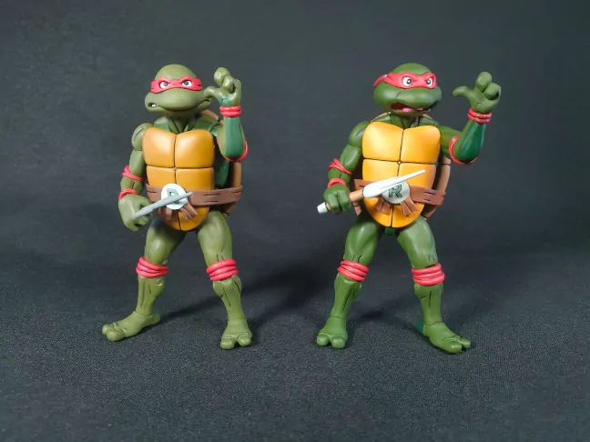 Imagen comparativa entre las figuras de Raphael de su primera versión y estas TMNT VHS
