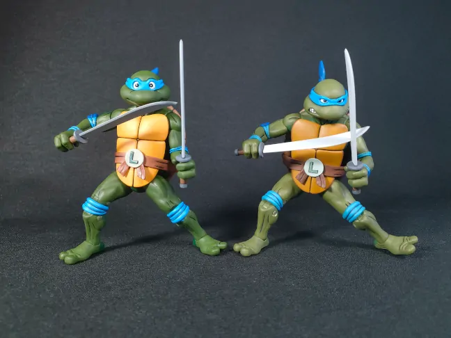 Imagen comparativa entre las figuras de Leonardo de su primera versión y estas TMNT VHS