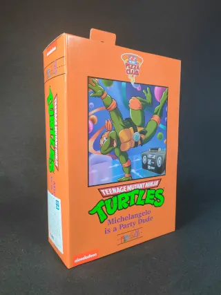 Imagen del packaging de la figura de Michelangelo Pizza Club de NECA