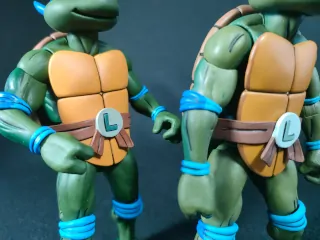Imagen del sombreado en el pecho de las dos versiones de la figura de Leonardo