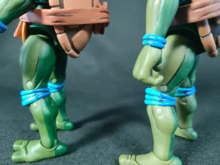 Imagen del sombreado en las piernas de las dos versiones de la figura de Leonardo