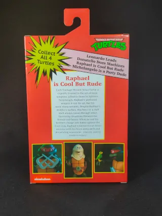 Imagen detallada de la parte trasera del packaging de la figura de Raphael de las Tortugas Ninja VHS de NECA