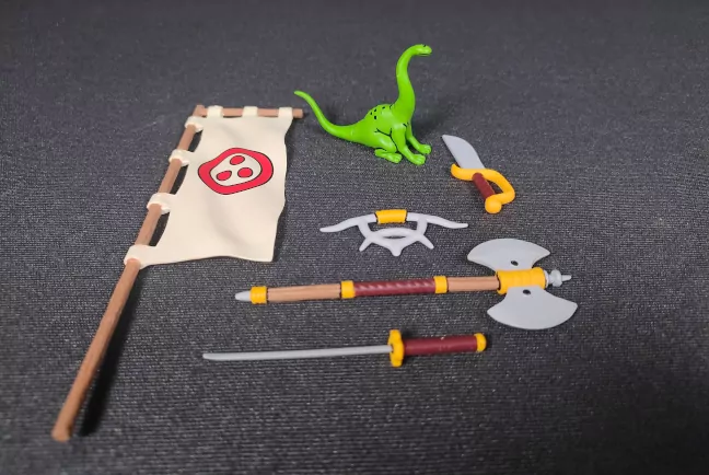 Imagen de los accesorios que vienen junto a la figura