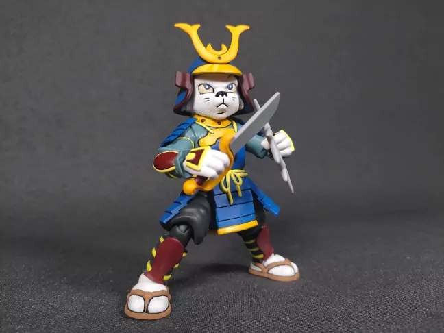 Imagen de la figura de Samurai Usagi en pose de ataque con sus dagas