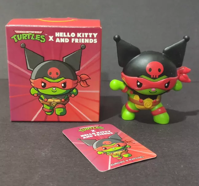 Imagen de la caja y del contenido de una de las figuras de Tortugas Ninja X Hello Kitty