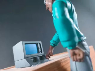 Imagen de la figura de Baxter Stockman con el pc que trae como accesorio