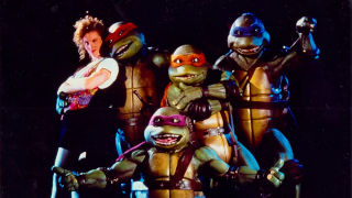 Imagen promocional de la película Las Tortugas Ninja de 1990, con las Tortugas y April