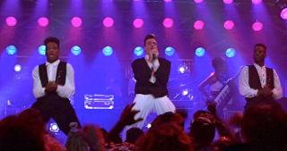 Imagen de Vanilla Ice interpretando el ninja rap en la segunda película de Las Tortugas Ninja de 1991
