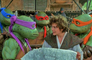 Imagen de las tortugas con April O'Neil en la película TMNT III de 1993